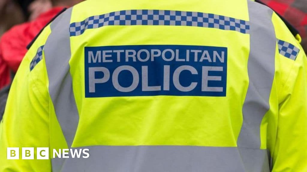 Five Metropolitan Police officers suspended after firearms discovered in bag on London street