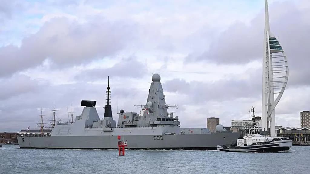 HMS Dragon docks after minor technical issue